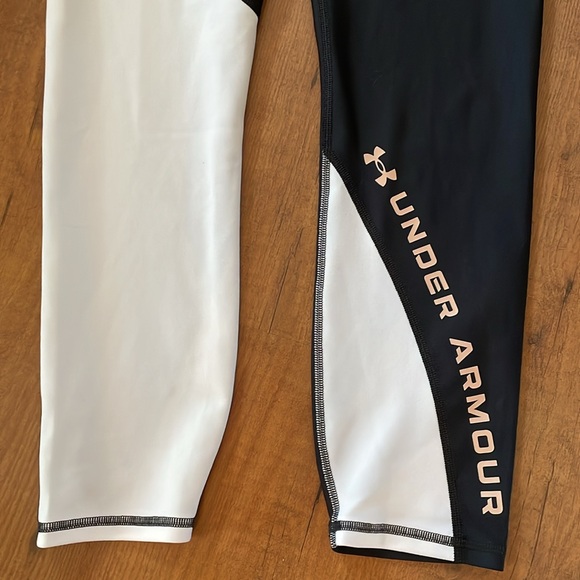 Under Armour compression 3/4 fitness leggings. - Picture 3 of 7